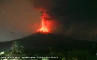 Gunung Lewotobi Laki-laki Meletus Hebat Tengah Malam, Kolom Abu Capai 7.584 Meter Gunung lewotobi 1