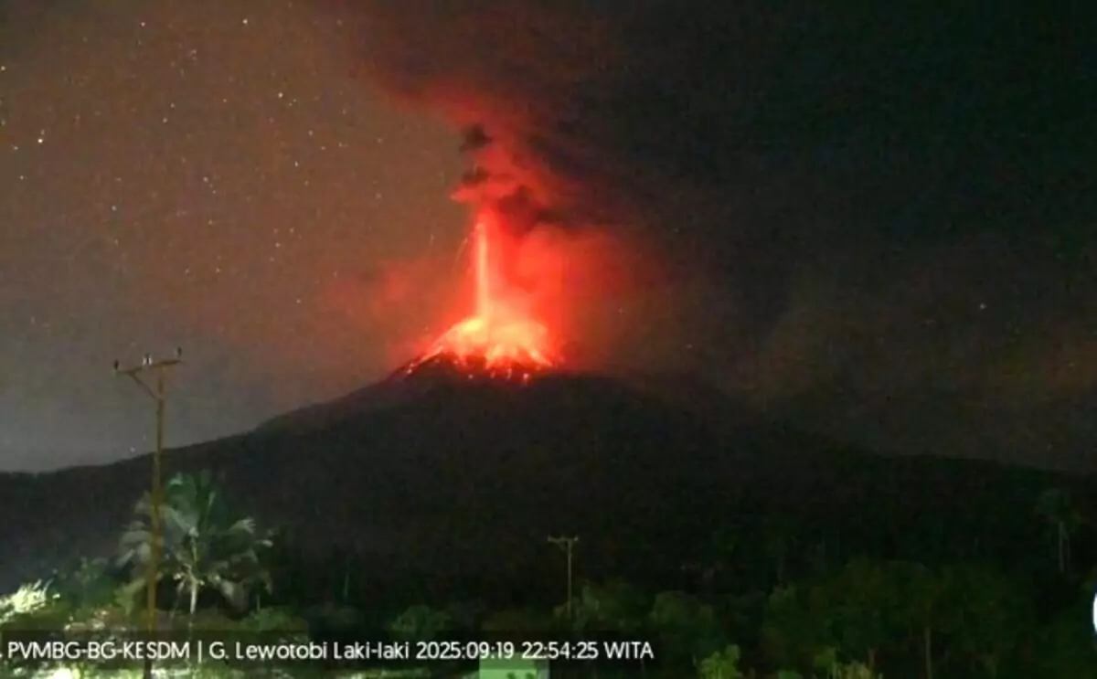 Gunung Lewotobi Laki-laki Meletus Hebat Tengah Malam, Kolom Abu Capai 7.584 Meter Gunung lewotobi 1