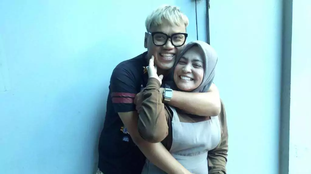 Astrid Kuya Menangis Kenang Rumah Dijarah, Tegaskan Tak Gunakan Uang DPR untuk Bangun Rumah Istri uya kuya