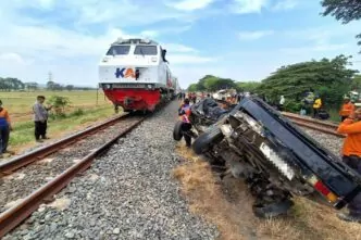 Tragedi di Perlintasan Tanpa Palang Pintu di Cirebon, Dua Nyawa Melayang Tertabrak KA Tawangjaya Kereta 1