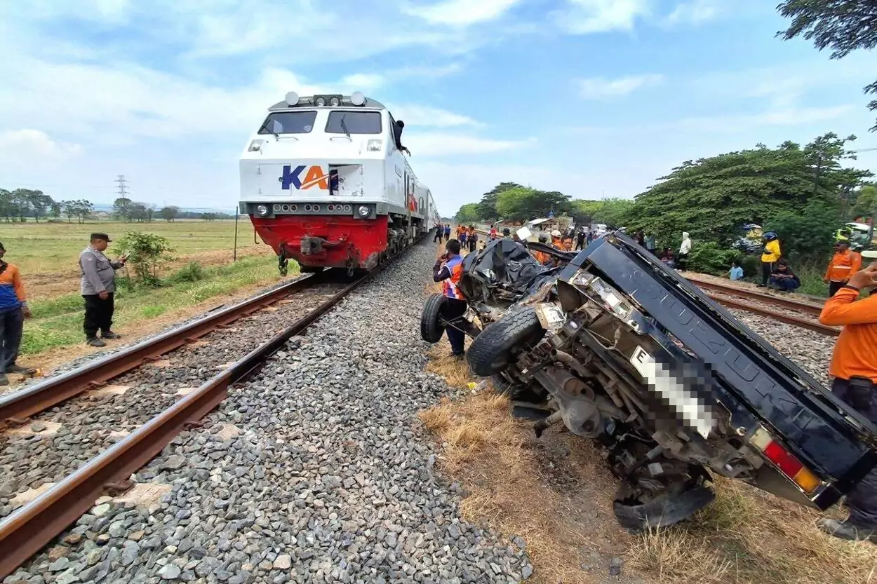 Tragedi di Perlintasan Tanpa Palang Pintu di Cirebon, Dua Nyawa Melayang Tertabrak KA Tawangjaya Kereta 1