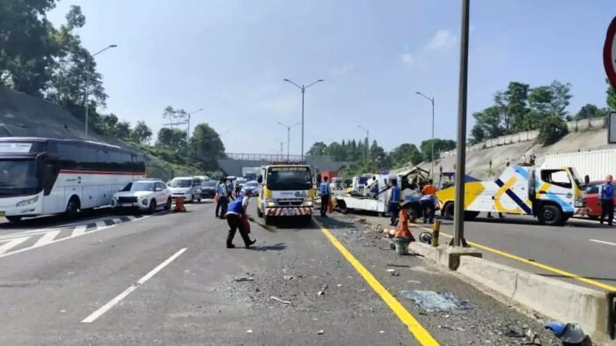 Kecelakaan Beruntun di Tol Cipularang KM 99: Sopir Truk Luka Berat, Bus Primajasa dan Pariwisata Terlibat Tabrakan Truk derek kecelakaan beruntun di tol cipularang 1