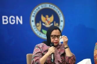 Wakil Kepala BGN Menangis Minta Maaf atas Keracunan Ribuan Anak Sekolah Akibat Makan Bergizi Gratis Wakil kepala bgn nanik s deyang menangis minta maaf