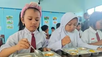 Wakil ketua komisi ix dpr usul pengelolaan makan bergizi gratis diserahkan ke sekolah