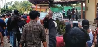 Warga geruduk sekolah di boyolali