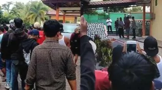 Warga geruduk sekolah di boyolali