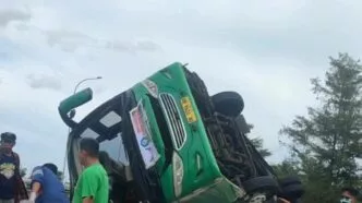 Bus wisata asal semarang terguling di tol pemalang, empat orang tewas