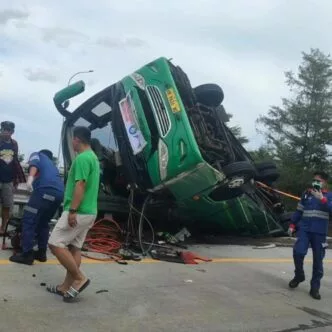Bus wisata asal semarang terguling di tol pemalang, empat orang tewas