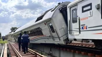 Insiden ka purwojaya anjlok di bekasi, dua gerbong belakang keluar jalur