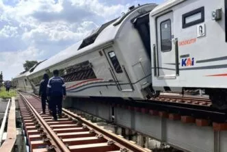 Insiden ka purwojaya anjlok di bekasi, dua gerbong belakang keluar jalur