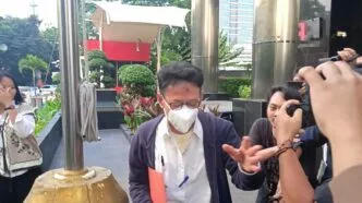 Kpk geledah rumah eks sekjen kemenaker, sita mobil mewah dan dokumen kasus pemerasan rptka