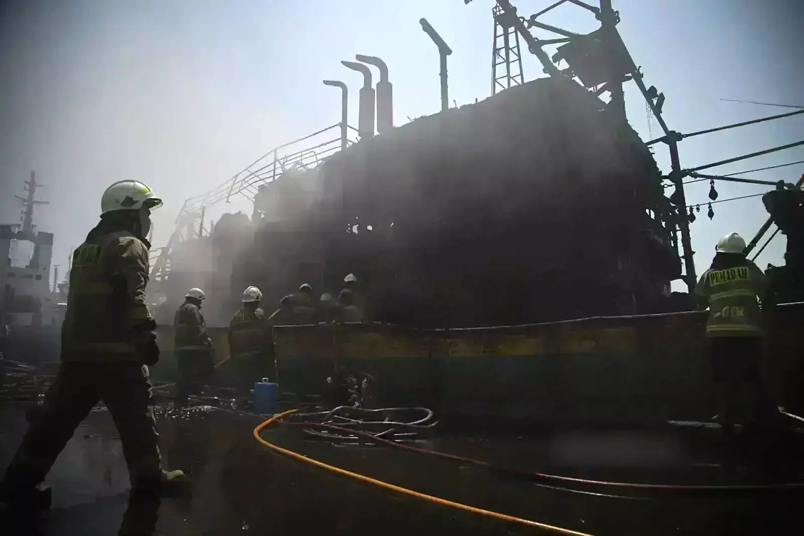 Kapal federal ii meledak di galangan di batam