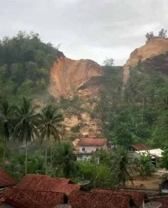 Longsor di banyumas hantam permukiman dekat tambang semen, tak ada korban jiwa