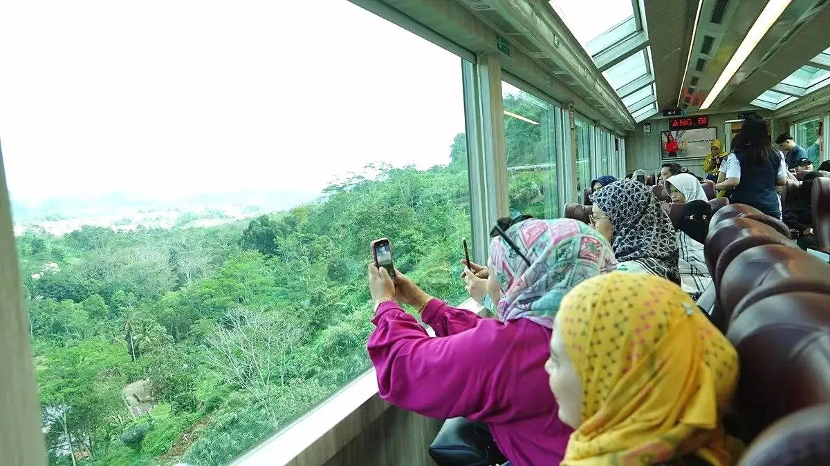 Paket wisata naik kereta west java trainaction bawa wisatawan ke destinasi ikonik jabar di sepanjang rute
