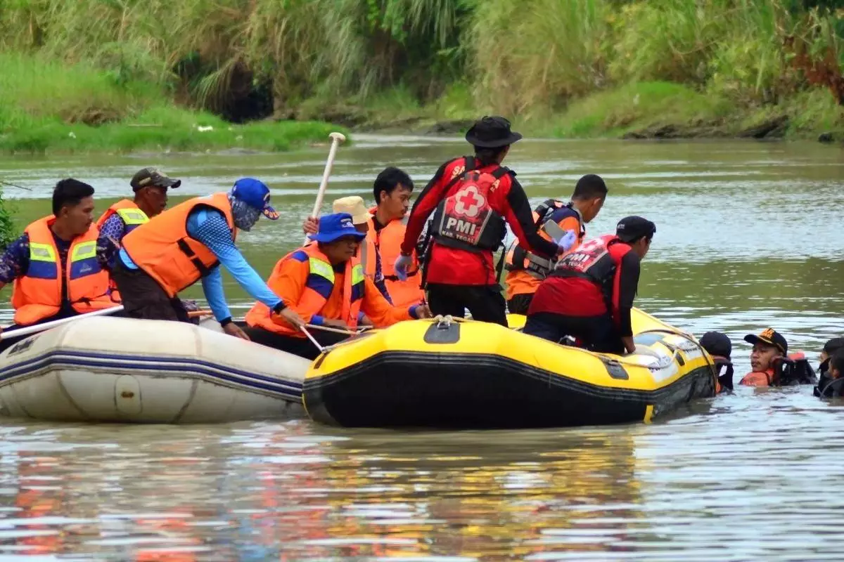 Petugas gabungan melakukan pencarian remaja tenggelam di sungai ketiwon atau gung, tegal