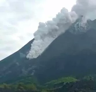 Status siaga, guguran lava merapi menjalar 1,8 kilometer ke arah barat daya