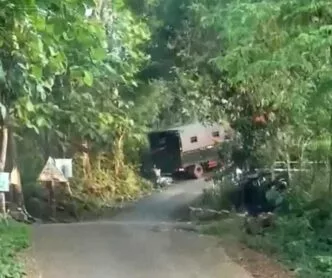 Truk dalmas terbalik saat islamic camp ii smp it wahdah islamiyah gowa