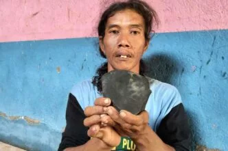 Batu hitam diduga meteor