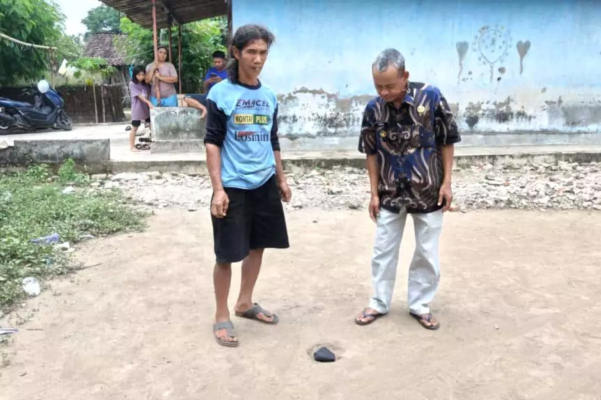 Ditemukan batu misterius berwarna hitam oleh warga tegal