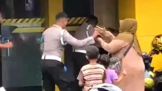 Emak2 siram polisi di sragen