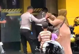 Emak2 siram polisi di sragen
