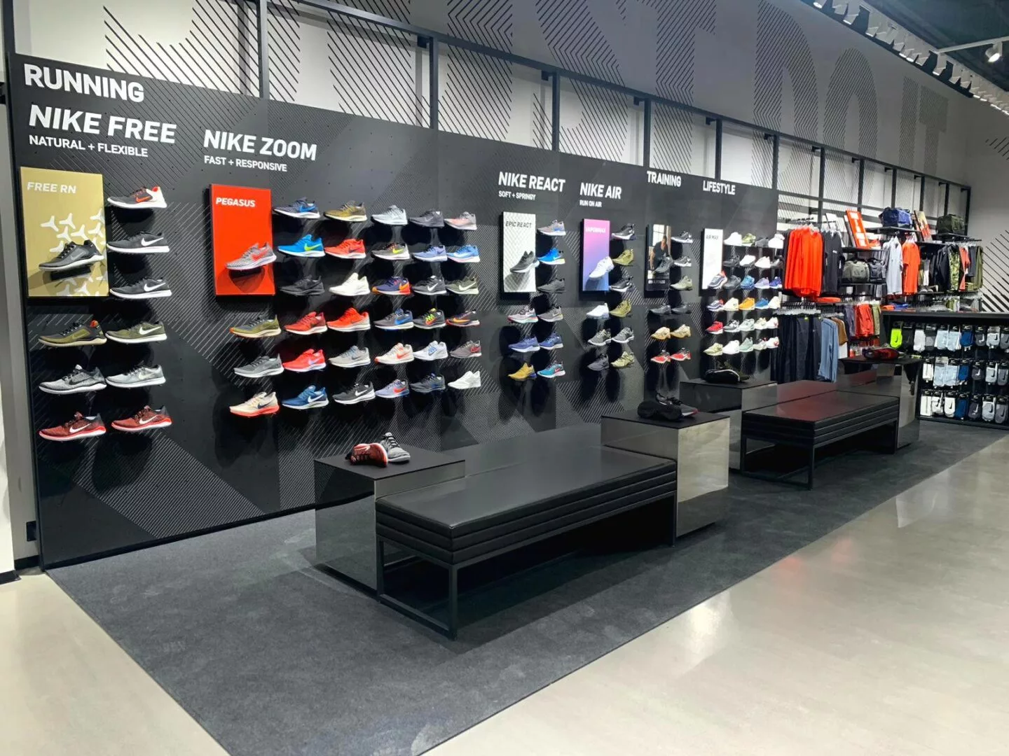 Upah Tinggi Jadi Alasan, Pabrik Sepatu Global Ramai-Ramai Pindah dari Tangerang ke Jawa Tengah Ilustrasi brand nike store