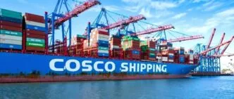 Kapal dagang internasional di pelabuhan