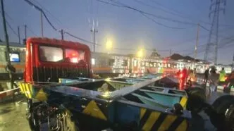 Kondisi truk yang tertabrak kereta di kaligawe semarang