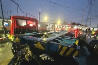 Kondisi truk yang tertabrak kereta di kaligawe semarang