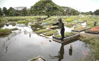 Lahan tempat pemakaman umum di jakarta penuh