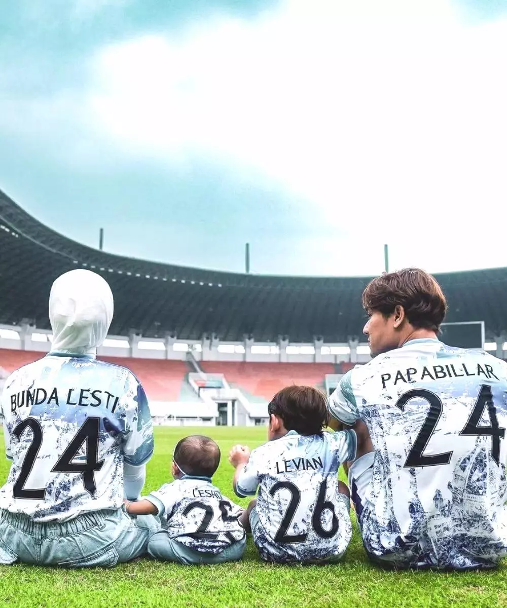 Lesti kejora umumkan kehamilan dengan video tema sepakbola