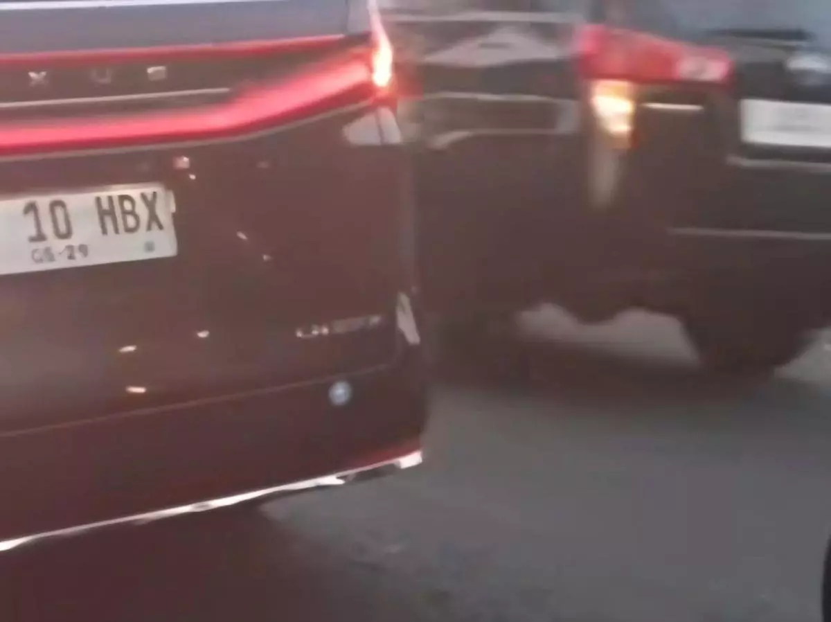 Mobil gubernur diy sri sultan hamengku buwono hb x disalip rombongan berpengawal saat berhenti di bangjo wilayah gunungkidul