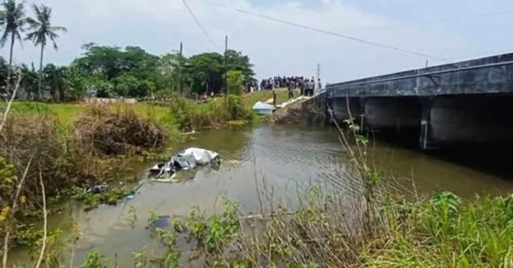 Mobil mbg tertabrak kereta api dipurworejo