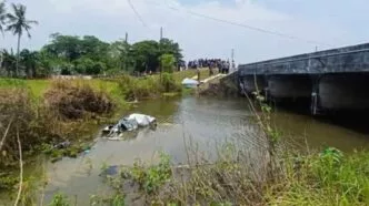 Mobil mbg tertabrak kereta api dipurworejo