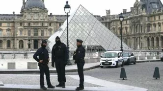 Museum louvre paris dijaga ketat setelah peristiwa perampokan