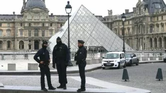 Museum louvre paris dijaga ketat setelah peristiwa perampokan