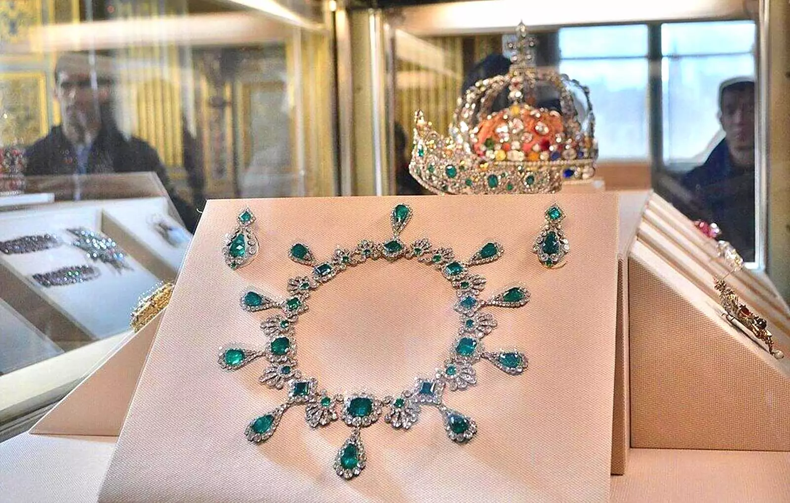 Perhiasan dan mahkota yang dicuri dari museum louvre