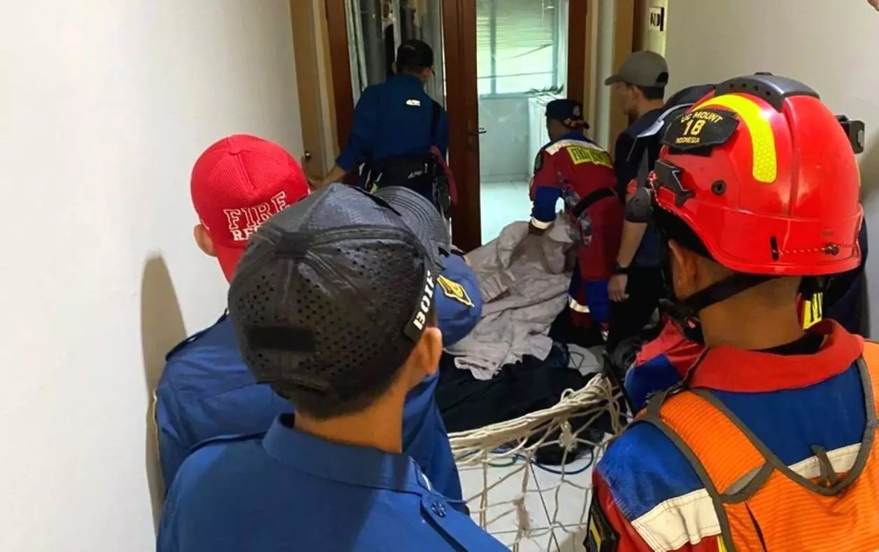 Petugas evakuasi macan tutul dengan cara dibius