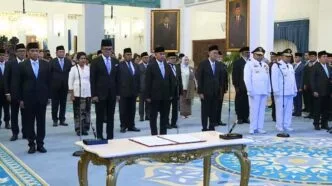 Prabowo lantik benjamin paulus dan akhmad wiyagus jadi wakil menteri kesehatan dan wamendagri baru