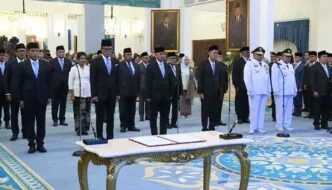 Prabowo lantik benjamin paulus dan akhmad wiyagus jadi wakil menteri kesehatan dan wamendagri baru