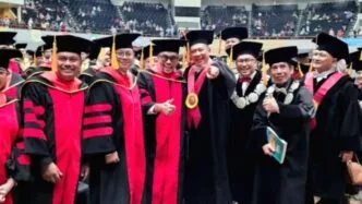Sahroni wisuda dapat gelar s3 doktor