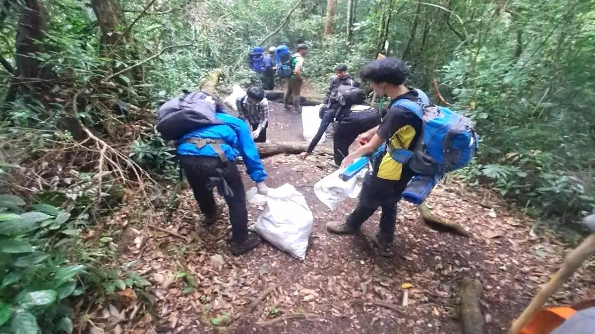 Sampah diturunkan dari gunung gede pangrango