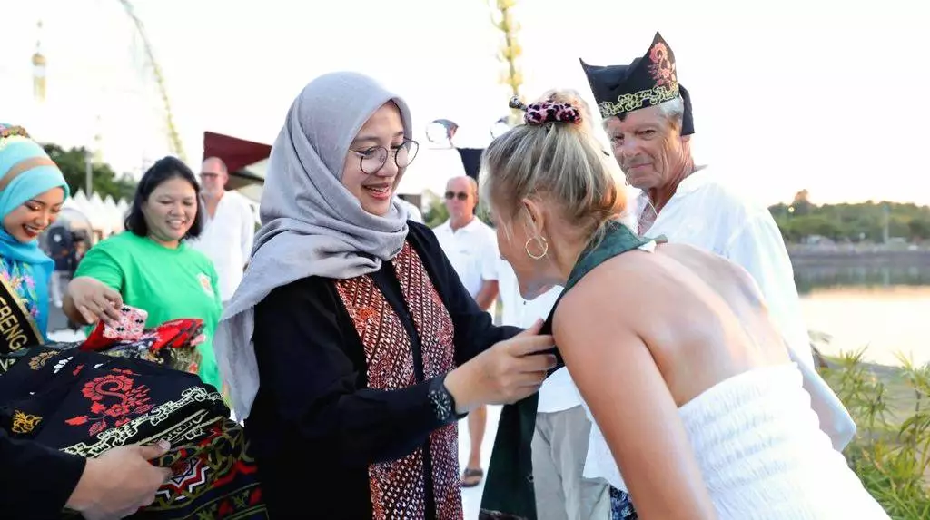 Sejumlah peserta sail to indonesia 2025 dari berbagai negara yang sandar di banyuwangi