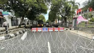 Sidang Paripurna Pemakzulan Bupati Pati Sudewo Digelar Hari Ini, Polisi Pasang Kawat Berduri dan Kerahkan 3.000 Personel Suasana di alun alun kabupaten pati