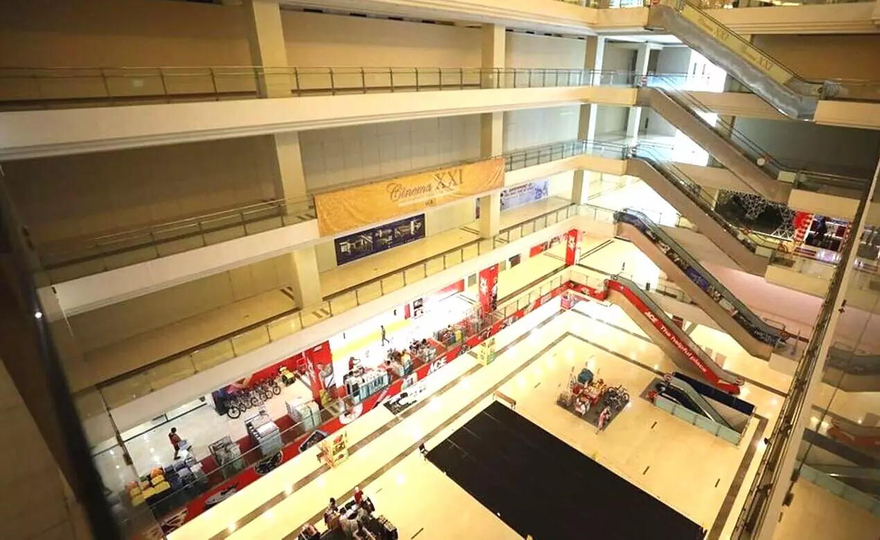 Suasana lorong mal sepi di mall grand paragon jalan gajah mada jakarta