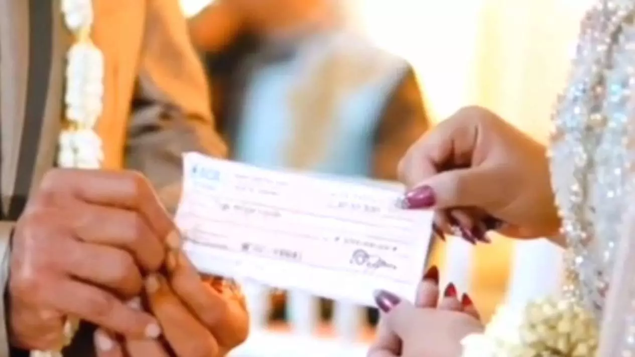 Viral! Kakek 74 Tahun Nikahi Gadis 24 Tahun di Pacitan, Maharnya Cek 3 Miliar! Asli Gak Ya? Viral kakek nikahi perempuan 24 tahun di pacitan mahar cek rp3 miliar
