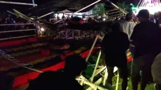 Wahana permainan rainbow slide di pasar malam ketapang ambruk empat orang mengalami luka hingga patah tulang 1