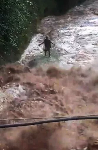 Viral di Media Sosial, Detik-Detik Penyelamatan ODGJ di Tengah Arus Sungai Cikapundung Bandung Aksi menegangkan penyelamatan odgj di bandung, terjebak di tengah arus sungai cikapundung
