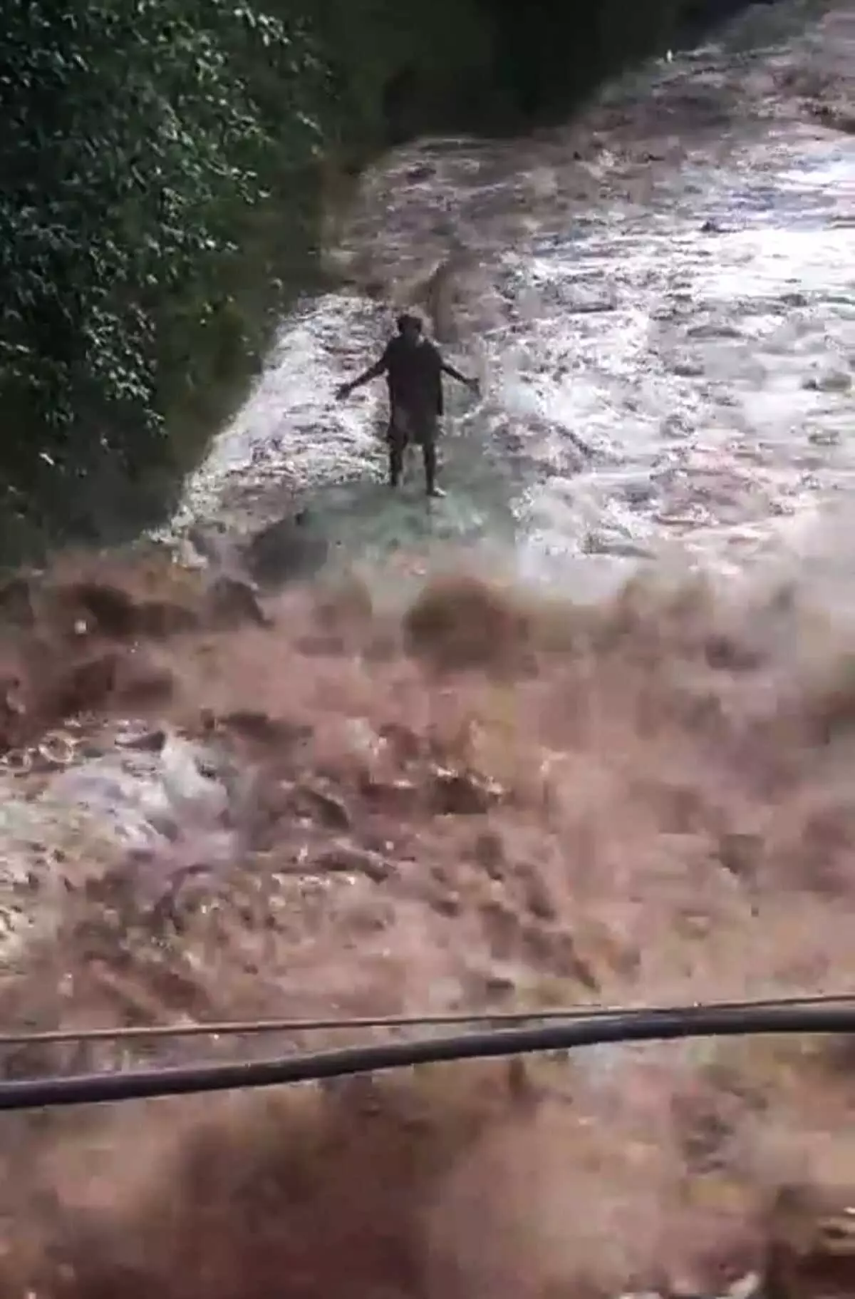 Viral di Media Sosial, Detik-Detik Penyelamatan ODGJ di Tengah Arus Sungai Cikapundung Bandung Aksi menegangkan penyelamatan odgj di bandung, terjebak di tengah arus sungai cikapundung
