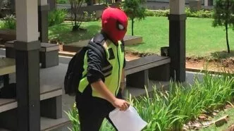 Aksi Sosial Spiderman di Padang, Pria Ini Antar Nasi Gratis ke Warga yang Membutuhkan